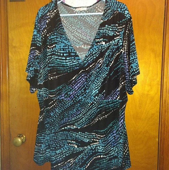 Fashion Bug Tops - 🎁 $5 bundle sale geometric top